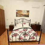 Apartamento Jani & Eleni's Unesco Explorer Base - Apollonia, Fier, Berat & Beyond *