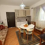 Jani & Eleni's Unesco Explorer Base - Apollonia, Fier, Berat & Beyond Apartamento *