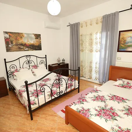 Cozy Central Fier Apartment - Free Parking, Apollonia, Seman Beach & Berat * فيير
