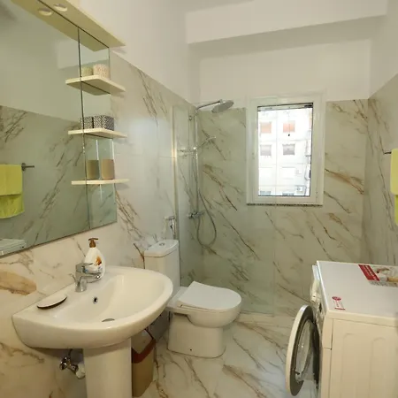 Cozy Central Fier Apartment - Free Parking, Apollonia, Seman Beach & Berat شقة