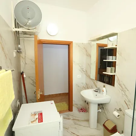 Cozy Central Fier Apartment - Free Parking, Apollonia, Seman Beach & Berat شقة