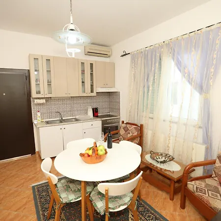 Cozy Central Fier Apartment - Free Parking, Apollonia, Seman Beach & Berat شقة