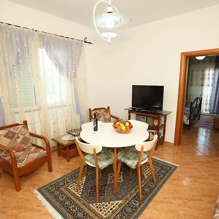 Cozy Central Fier Apartment - Free Parking, Apollonia, Seman Beach & Berat * فيير