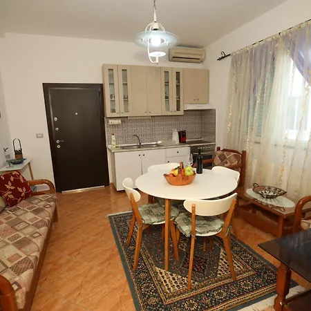 Cozy Central Fier Apartment - Free Parking, Apollonia, Seman Beach & Berat شقة *