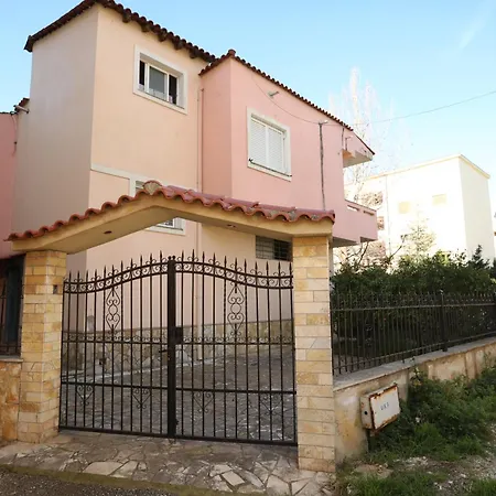 Cozy Central Fier Apartment - Free Parking, Apollonia, Seman Beach & Berat شقة