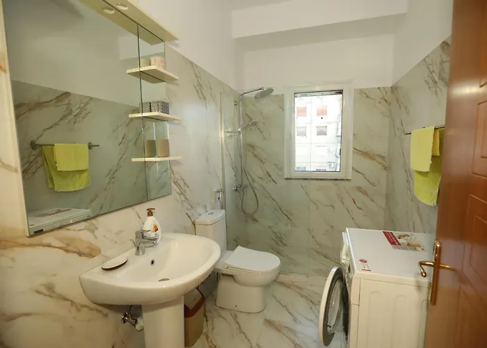 Jani & Eleni's Unesco Explorer Base - Apollonia, Fier, Berat & Beyond Apartment