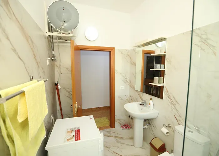 Jani & Eleni's Unesco Explorer Base - Apollonia, Fier, Berat & Beyond Apartment