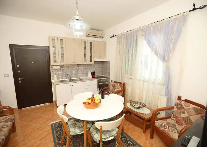 Jani & Eleni's Unesco Explorer Base - Apollonia, Fier, Berat & Beyond Apartment