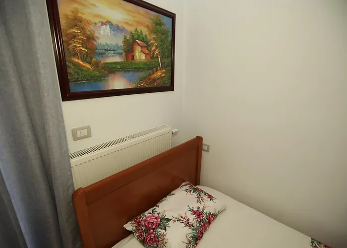 Apartamento Jani & Eleni's Unesco Explorer Base - Apollonia, Fier, Berat & Beyond *